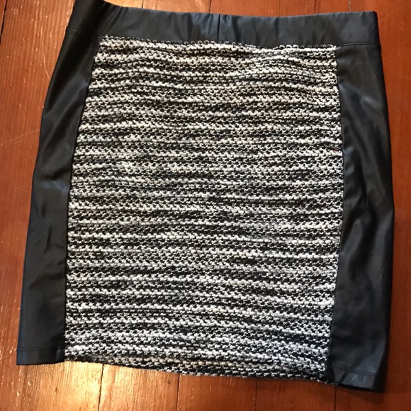 Pencil skirt - Picture 3 of 3